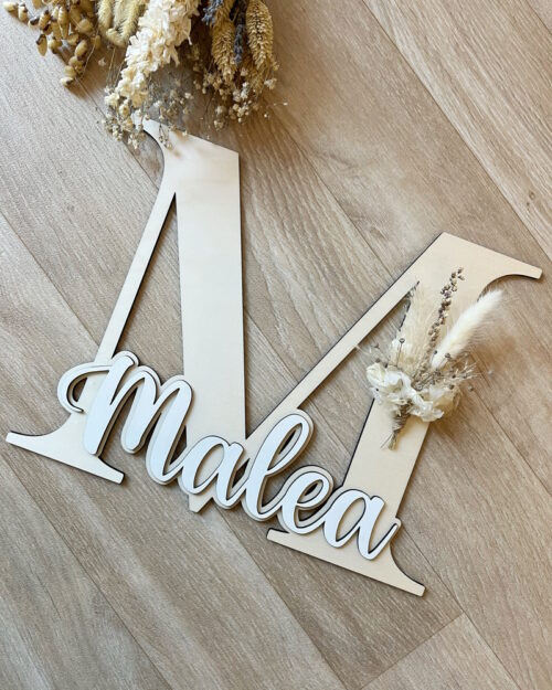 Holzbuchstaben mit Trockenblumen